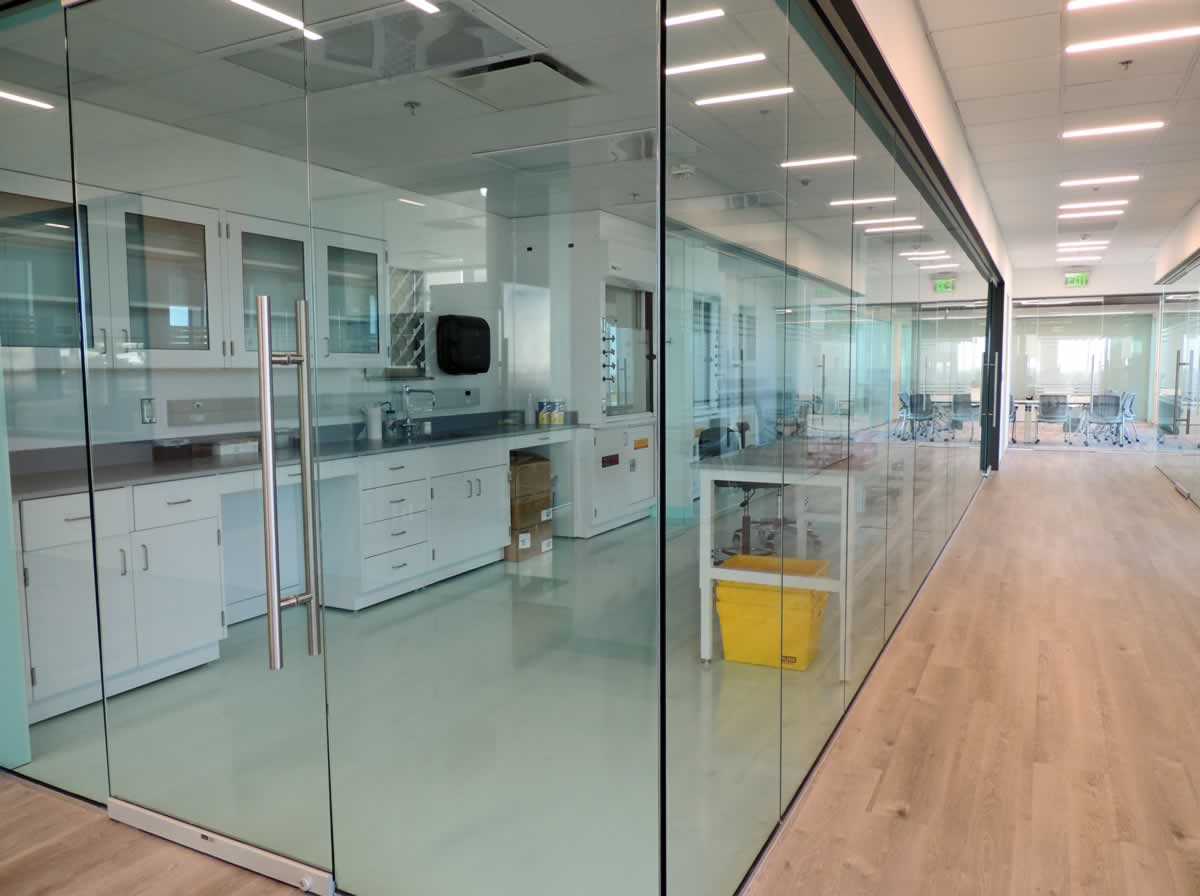 https://jmusselmanconstruction.com/wp-content/uploads/2020/08/2-glass-lab-and-conf-room.jpg